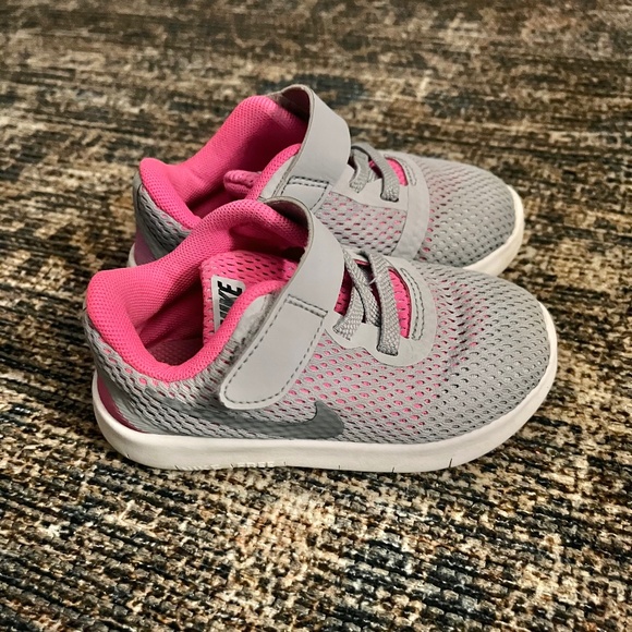 Size 7c girls Nike runners - Picture 1 of 3